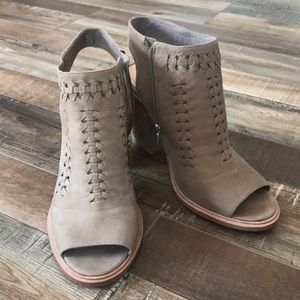 🌟Vince Camuto Smoke Show Booties🌟